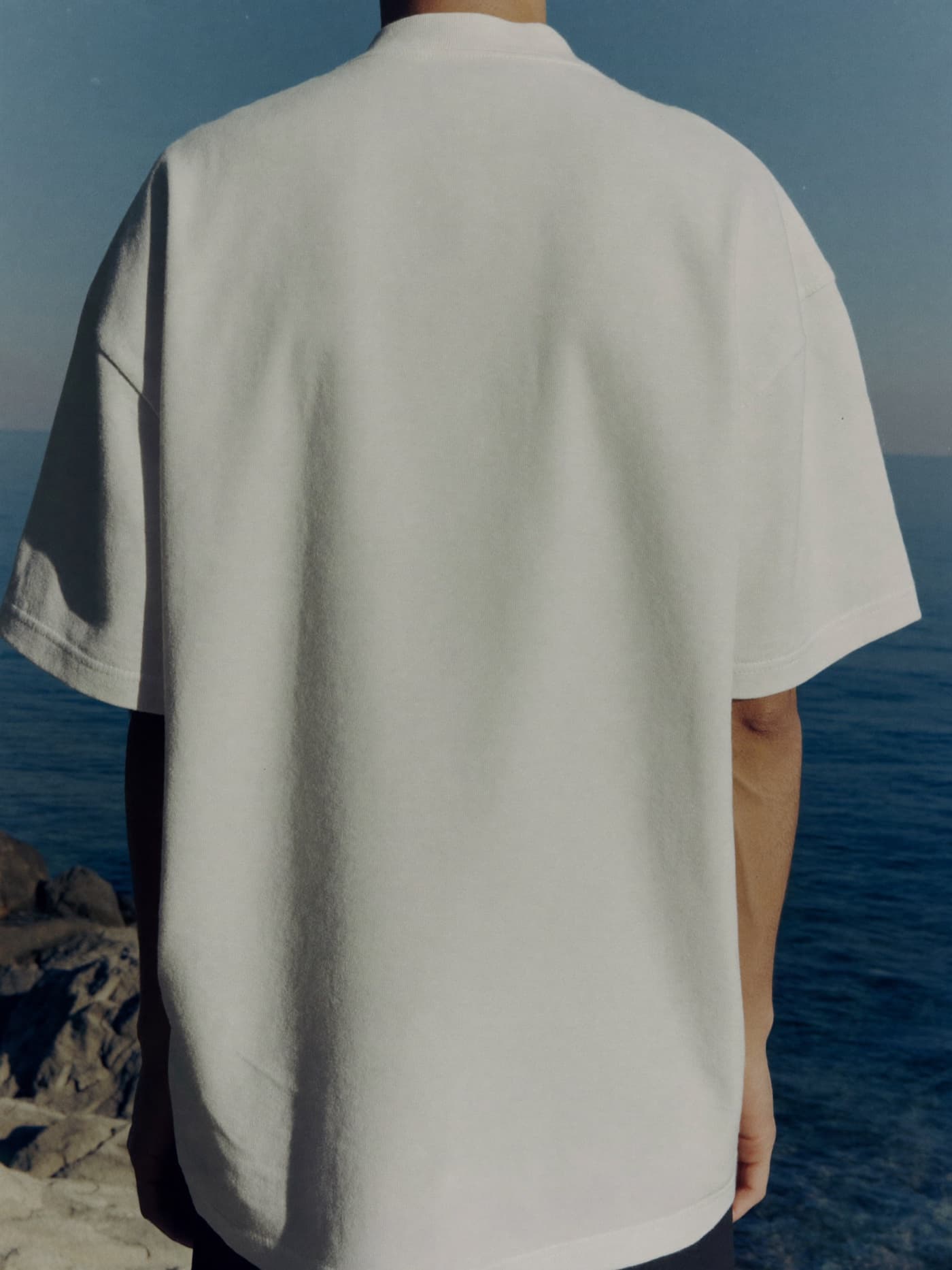 La prenda en cuerpo, talla M — el modelo mide 1,82 m